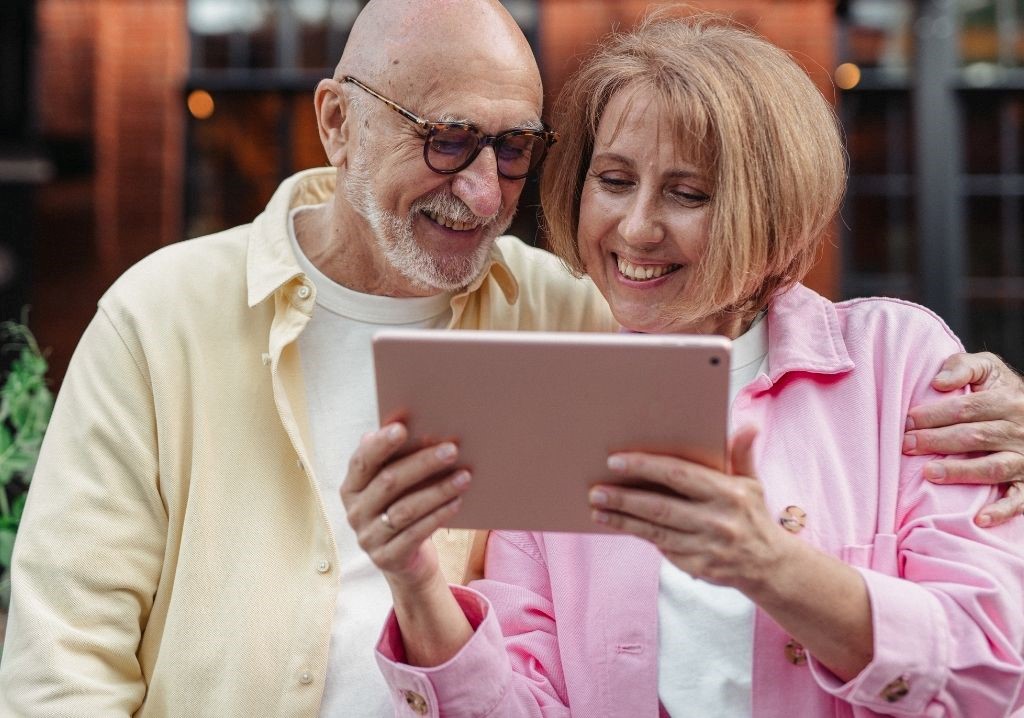 ¿Qué servicios que mejoran la atención al cliente a personas mayores?