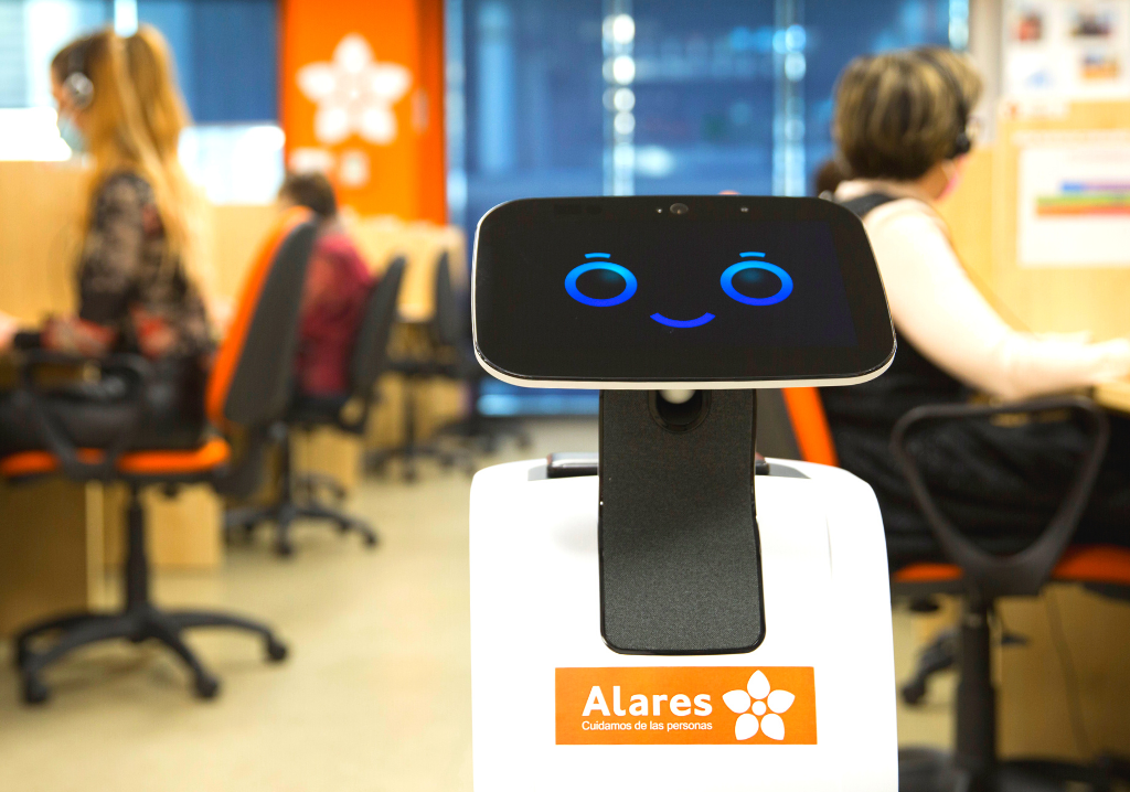 Alares presenta a Lar, el primer robot asistente en un Centro Especial de Empleo